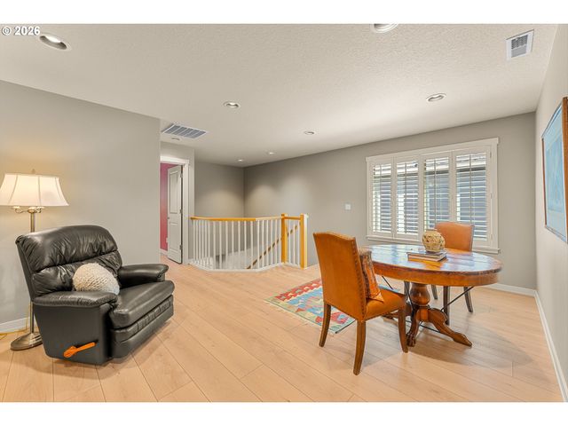 8914 Sw TAYLORS FERRY Rd, Portland, OR 97223