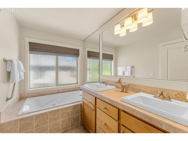 8914 Sw TAYLORS FERRY Rd, Portland, OR 97223