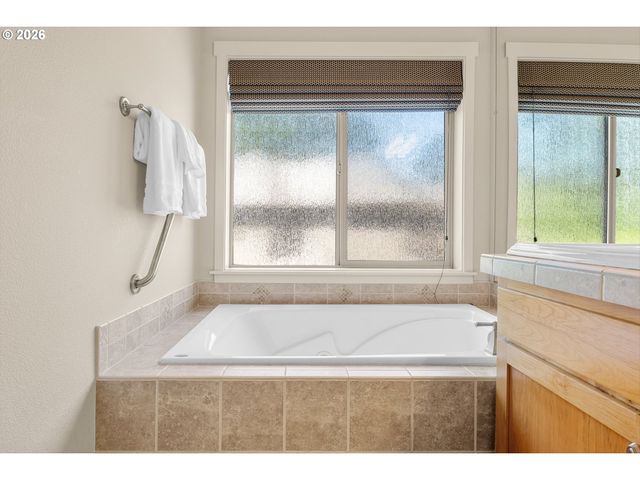 8914 Sw TAYLORS FERRY Rd, Portland, OR 97223