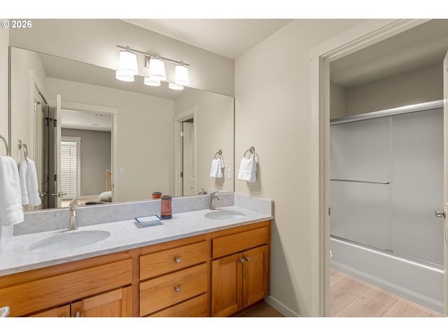 8914 Sw TAYLORS FERRY Rd, Portland, OR 97223