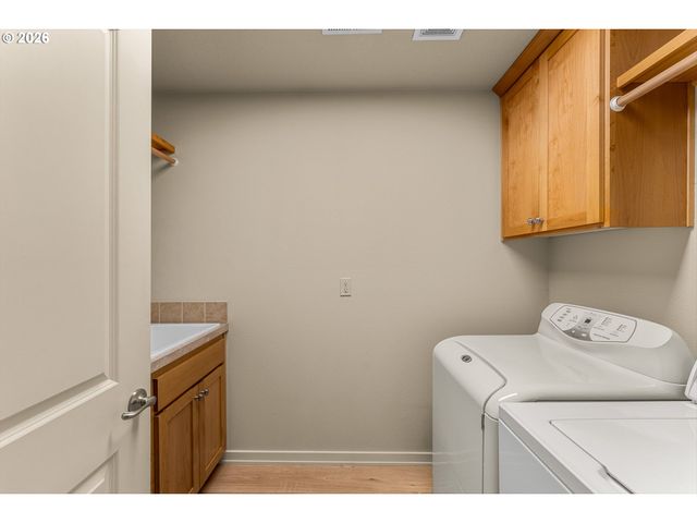 8914 Sw TAYLORS FERRY Rd, Portland, OR 97223