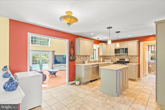660 WOODSIDE RD, York, PA 17406