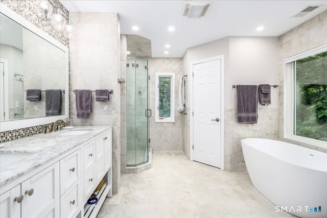 33 Greenknoll Drive, Brookfield, CT 06804