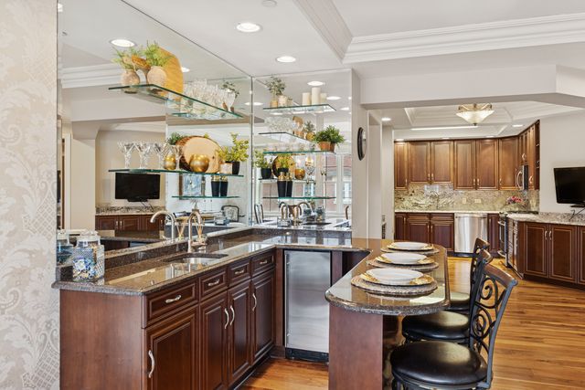 10 E Burlington Street 2B, Riverside, IL 60546