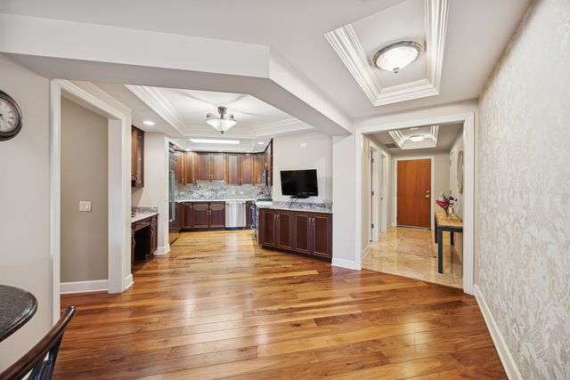 10 E Burlington Street 2B, Riverside, IL 60546