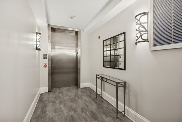 10 E Burlington Street 2B, Riverside, IL 60546