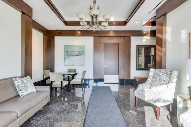 10 E Burlington Street 2B, Riverside, IL 60546