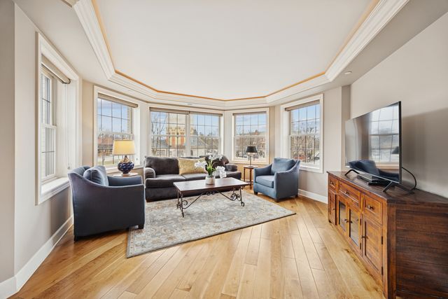 10 E Burlington Street 2B, Riverside, IL 60546