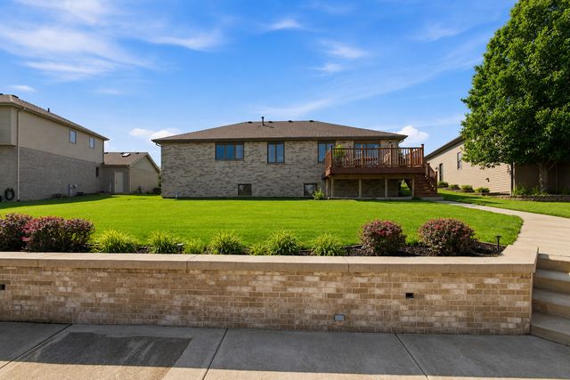 611 Edgewater Drive, Minooka, IL 60447