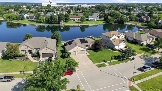 611 Edgewater Drive, Minooka, IL 60447