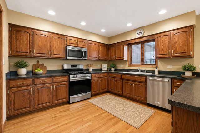 611 Edgewater Drive, Minooka, IL 60447