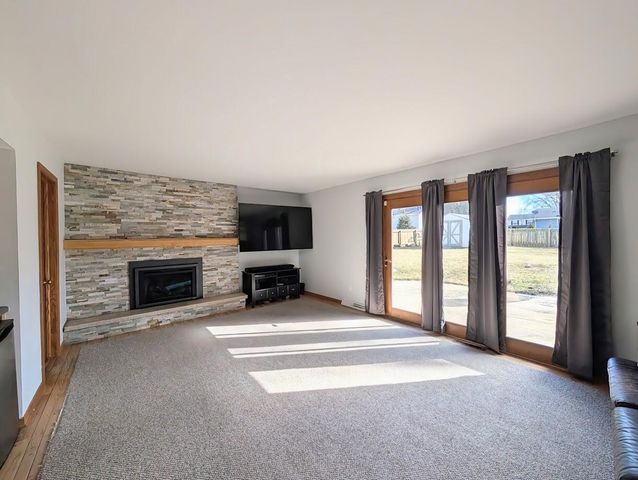 719 Lynne DRIVE, Waukesha, WI 53186