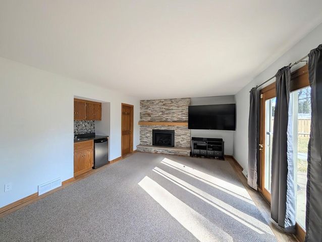 719 Lynne DRIVE, Waukesha, WI 53186