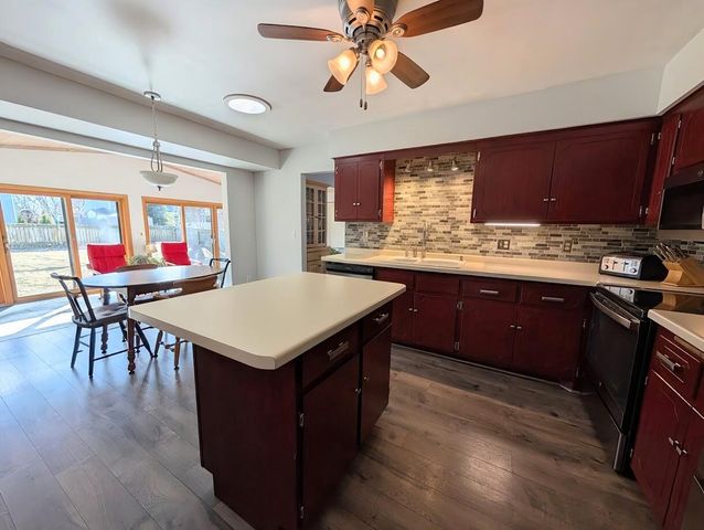 719 Lynne DRIVE, Waukesha, WI 53186