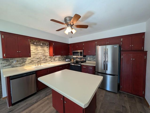 719 Lynne DRIVE, Waukesha, WI 53186