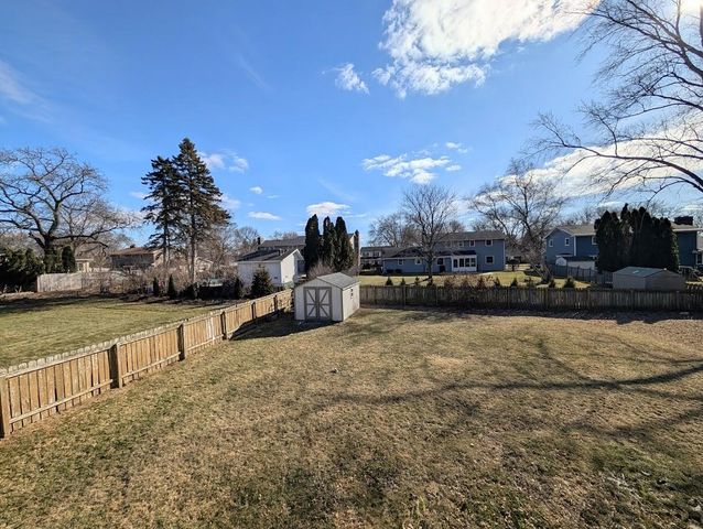 719 Lynne DRIVE, Waukesha, WI 53186