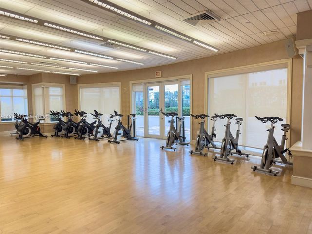 20000 E Country Club Dr 302, Aventura, FL 33180