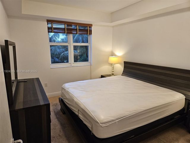 20000 E Country Club Dr 302, Aventura, FL 33180