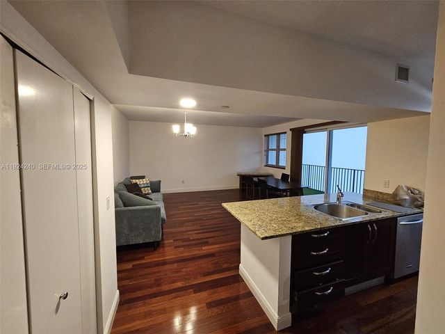 20000 E Country Club Dr 302, Aventura, FL 33180