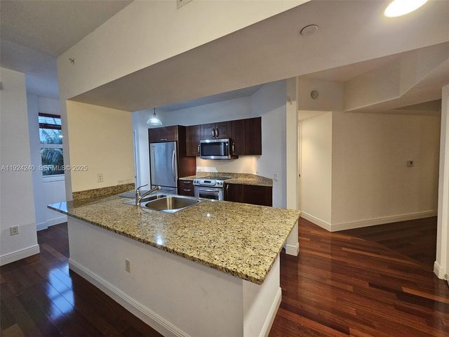 20000 E Country Club Dr 302, Aventura, FL 33180