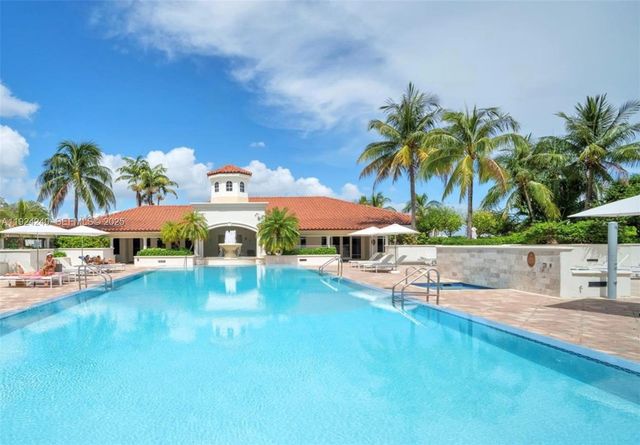 20000 E Country Club Dr 302, Aventura, FL 33180