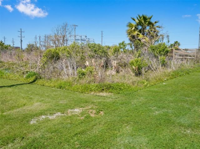 993 Gulf Road, Crystal Beach, TX 77650