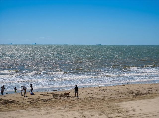 993 Gulf Road, Crystal Beach, TX 77650
