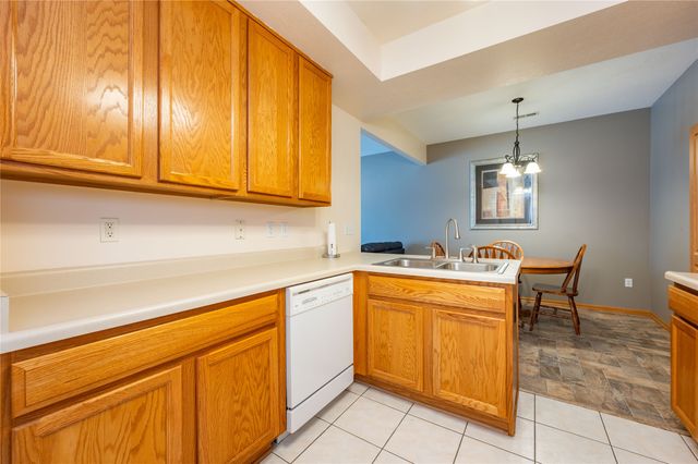 2100 Meadow Chase Lane 302, Des Moines, IA 50320