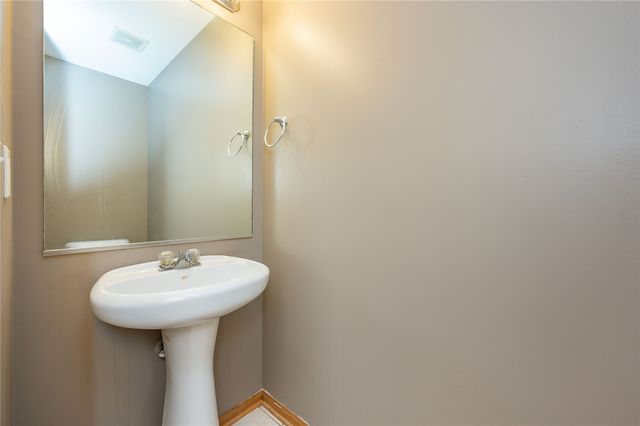 2100 Meadow Chase Lane 302, Des Moines, IA 50320