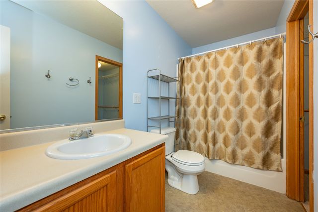 2100 Meadow Chase Lane 302, Des Moines, IA 50320