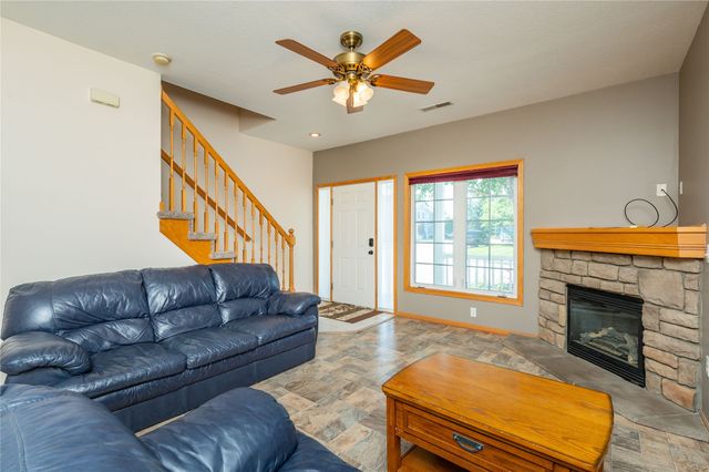 2100 Meadow Chase Lane 302, Des Moines, IA 50320