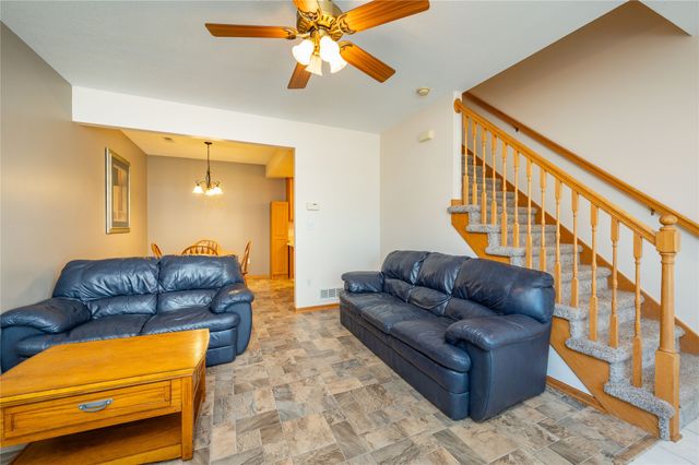 2100 Meadow Chase Lane 302, Des Moines, IA 50320
