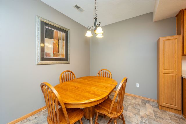 2100 Meadow Chase Lane 302, Des Moines, IA 50320