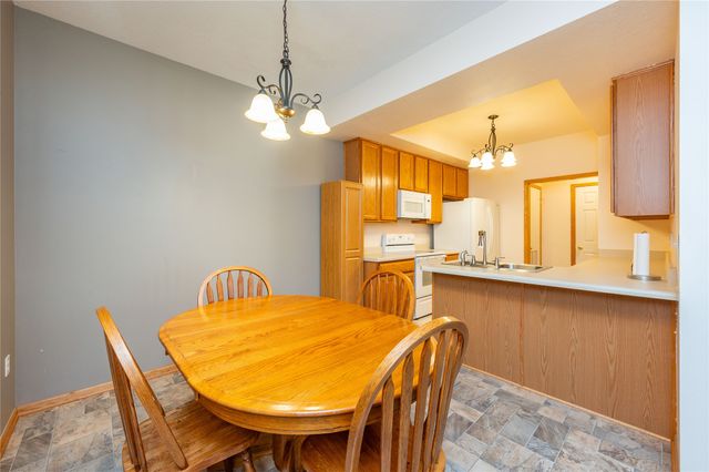 2100 Meadow Chase Lane 302, Des Moines, IA 50320