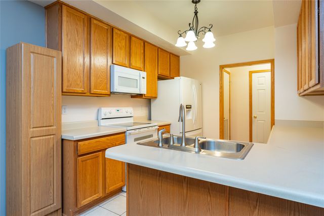 2100 Meadow Chase Lane 302, Des Moines, IA 50320
