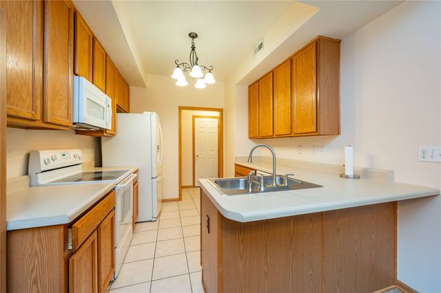 2100 Meadow Chase Lane 302, Des Moines, IA 50320