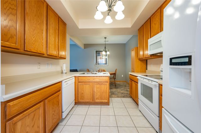 2100 Meadow Chase Lane 302, Des Moines, IA 50320