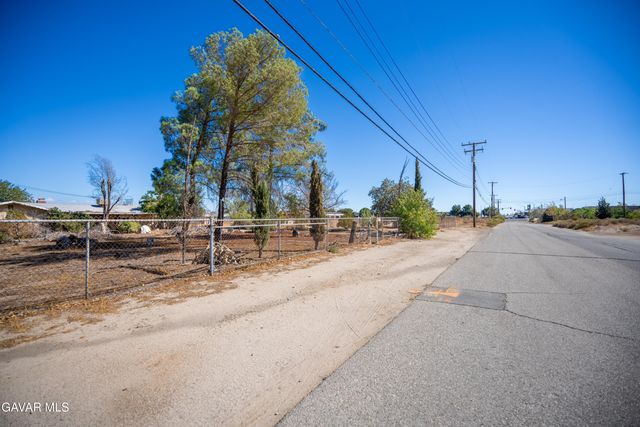 1105 W Ave L8, Lancaster, CA 93534