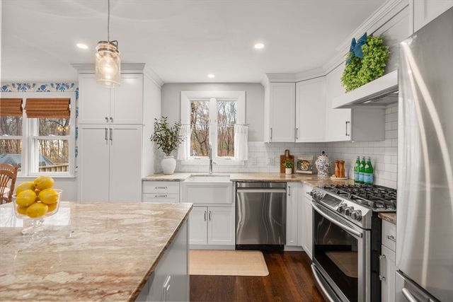 9 Stoneybrook Rd, Burlington, MA 01803