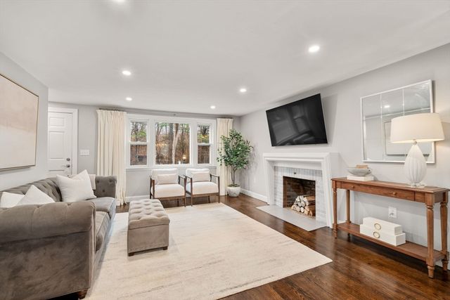 9 Stoneybrook Rd, Burlington, MA 01803