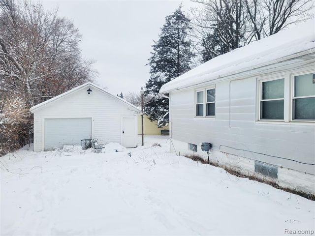 1031 E Pine Avenue, Mount Morris, MI 48458
