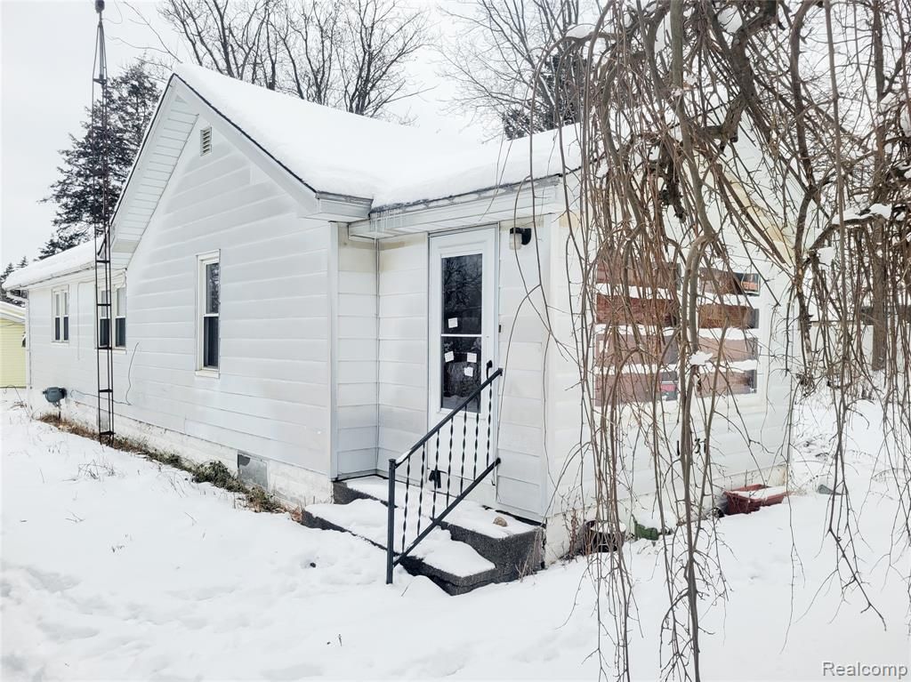 1031 E Pine Avenue, Mount Morris, MI 48458