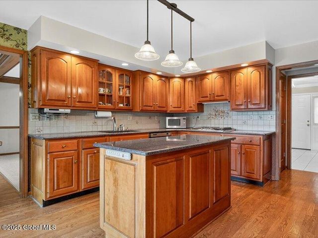 3077 New Williamsburg Drive, Guilderland, NY 12303
