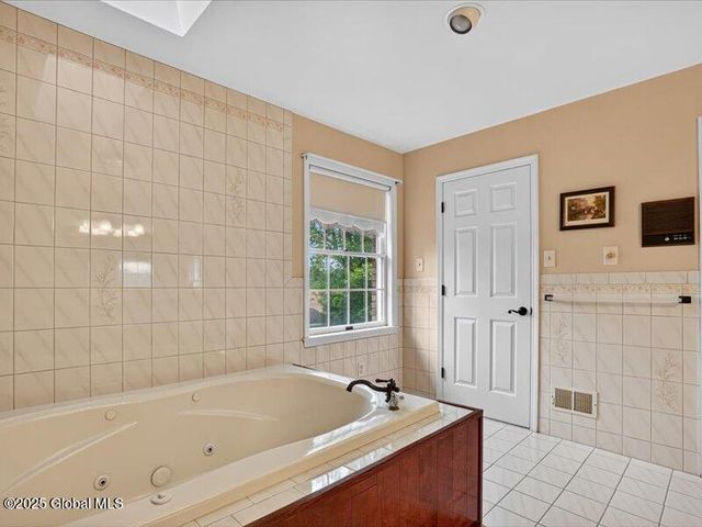 3077 New Williamsburg Drive, Guilderland, NY 12303