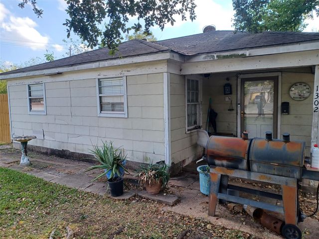 1302 Thomas Avenue, Pasadena, TX 77506