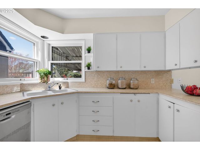 4305 Ne HAZELFERN Pl, Portland, OR 97213