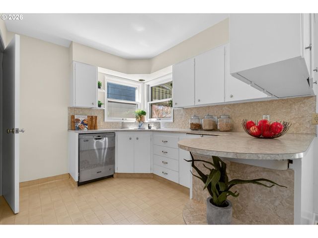 4305 Ne HAZELFERN Pl, Portland, OR 97213