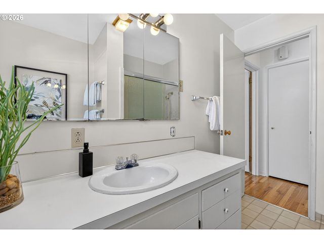 4305 Ne HAZELFERN Pl, Portland, OR 97213