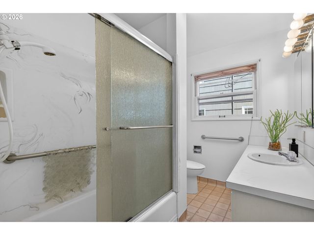 4305 Ne HAZELFERN Pl, Portland, OR 97213