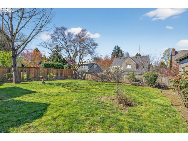 4305 Ne HAZELFERN Pl, Portland, OR 97213